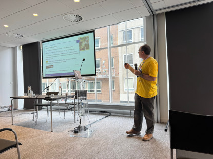 John Jameson geeft een presentatie over Editoria11y op DrupalCon Rotterdam 2026